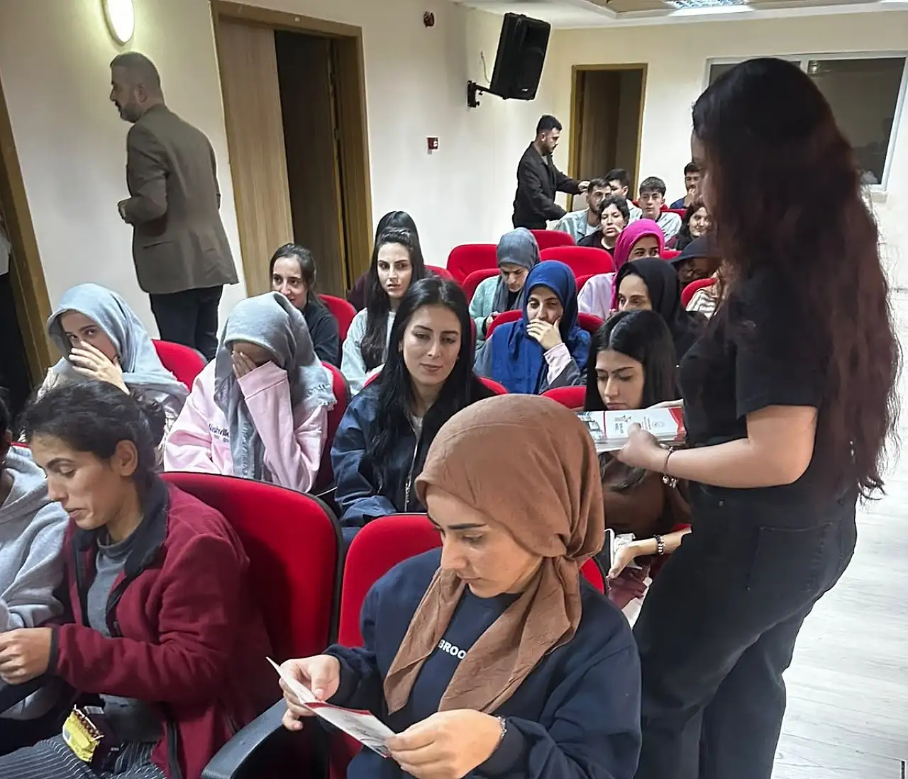 Patnos'ta KYK öğrencilerine sosyal hizmetler eğitimi verildi