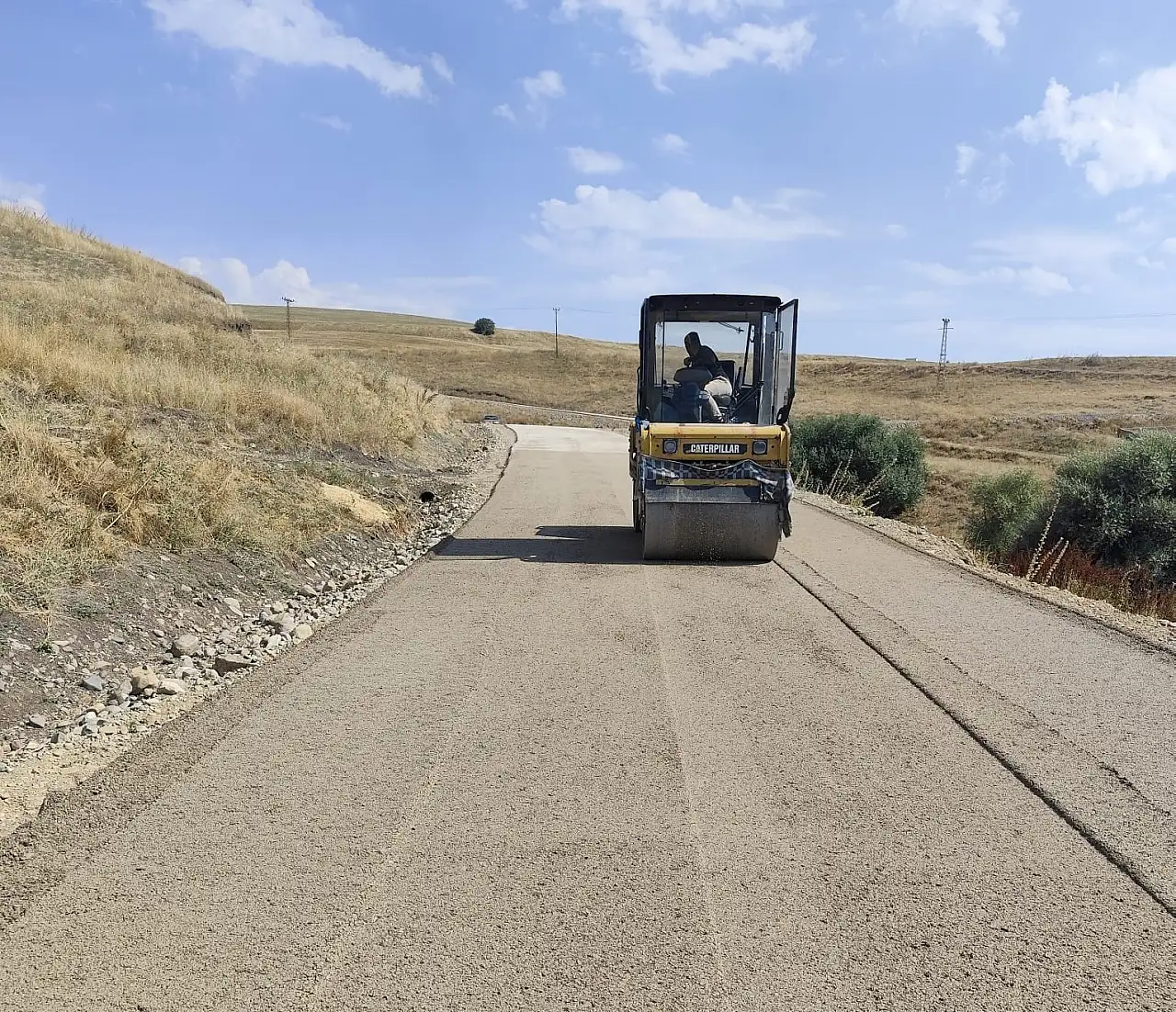 Tutak'ta iki köyün yolu daha sıcak asfaltla buluşuyor