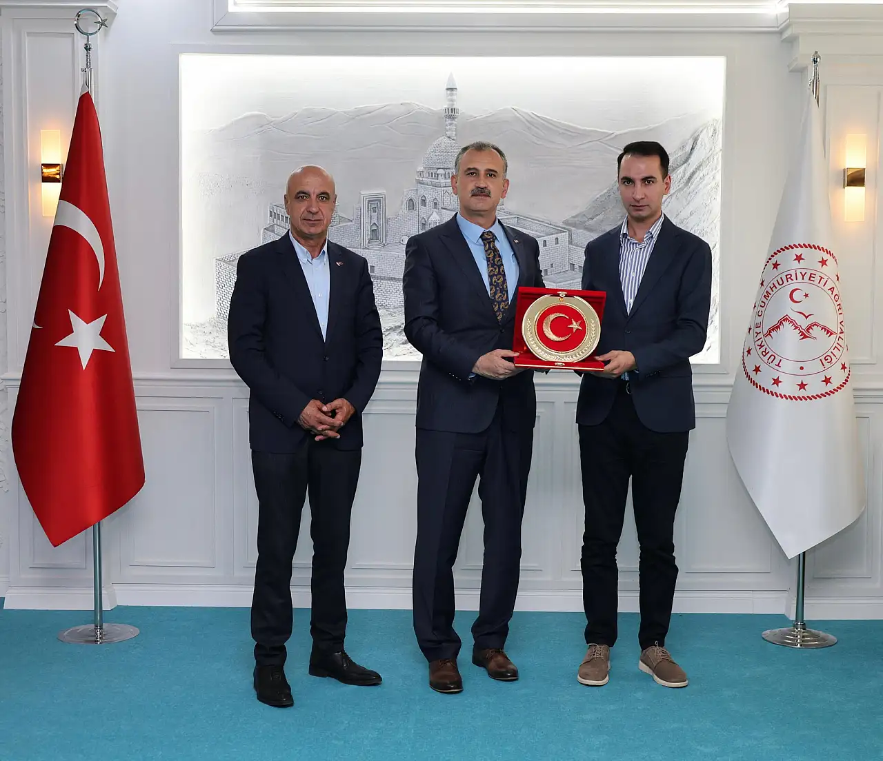 Vali Önder Bozkurt, Kaymakam Serkan Ala'yı makamında kabul etti
