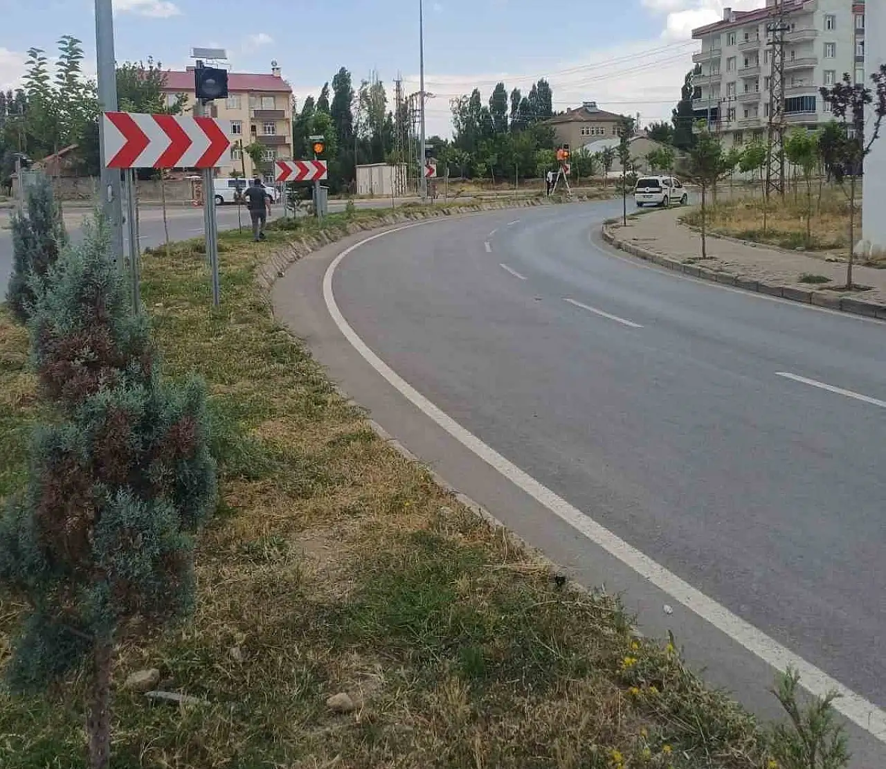 Patnos'ta riskli kavşaklara yeni önlem: Levhalara flaşör takıldı