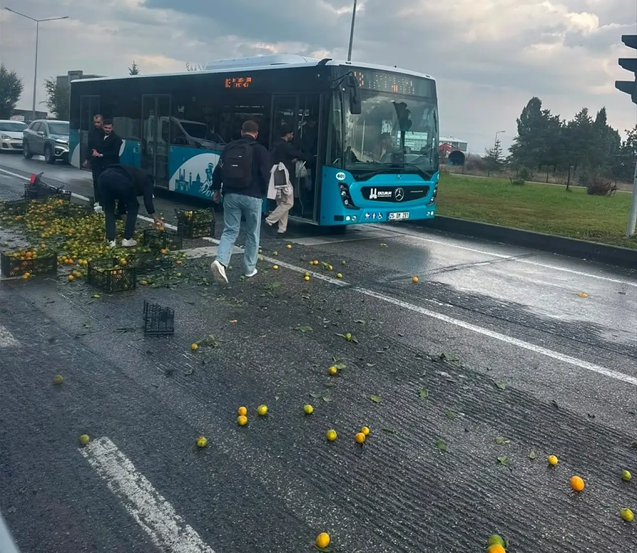 Erzurum'da yola dökülen mandalinaları vatandaşlar topladı