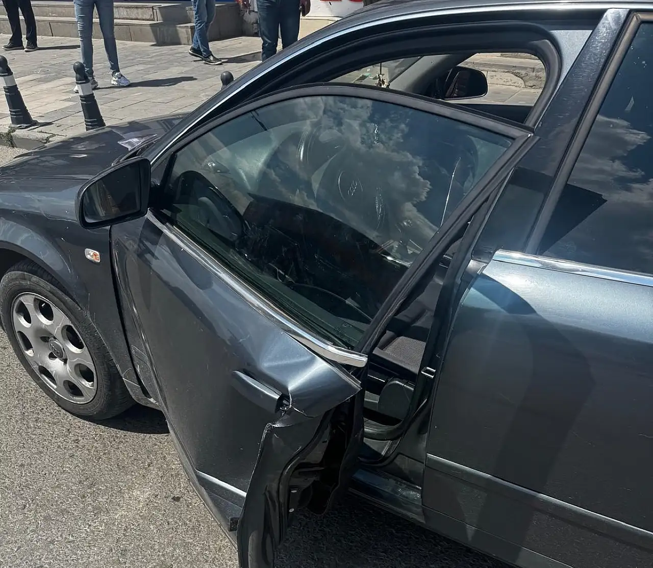 Ağrı'da Erzurum Caddesi'nde trafik kazası: İki araçta hasar oluştu