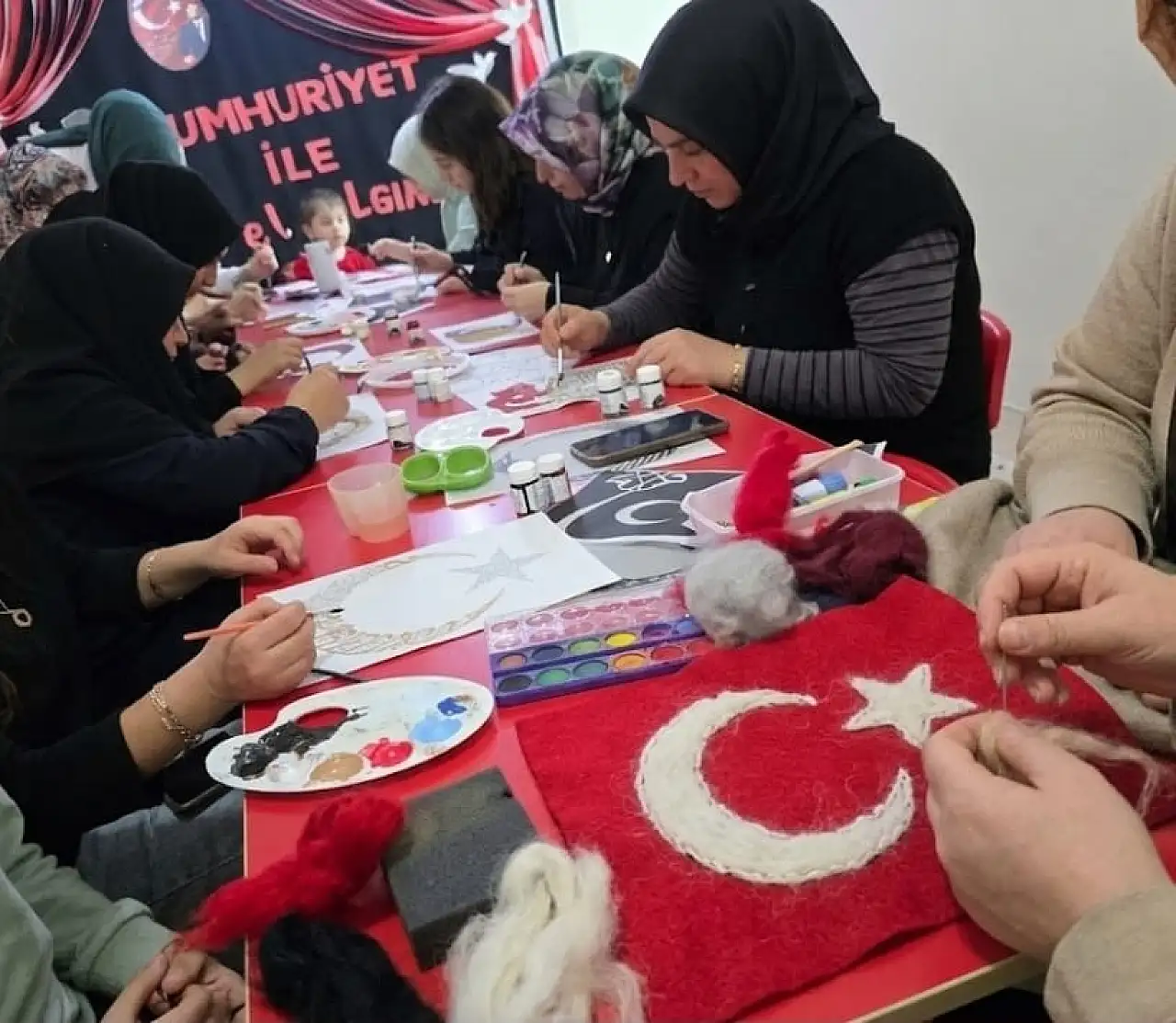 Doğubayazıt'ta miniklerin 29 Ekim coşkusu ADEM'lere taşındı