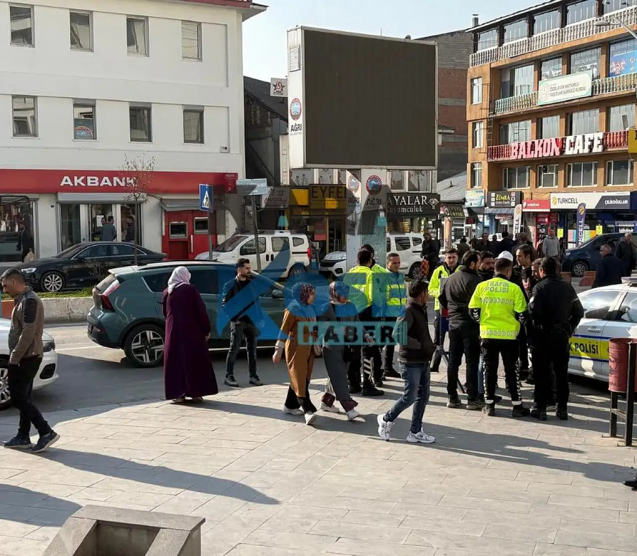 Ağrı'nın merkezinde yaşanan gerginlik polis müdahalesiyle büyümeden önlendi