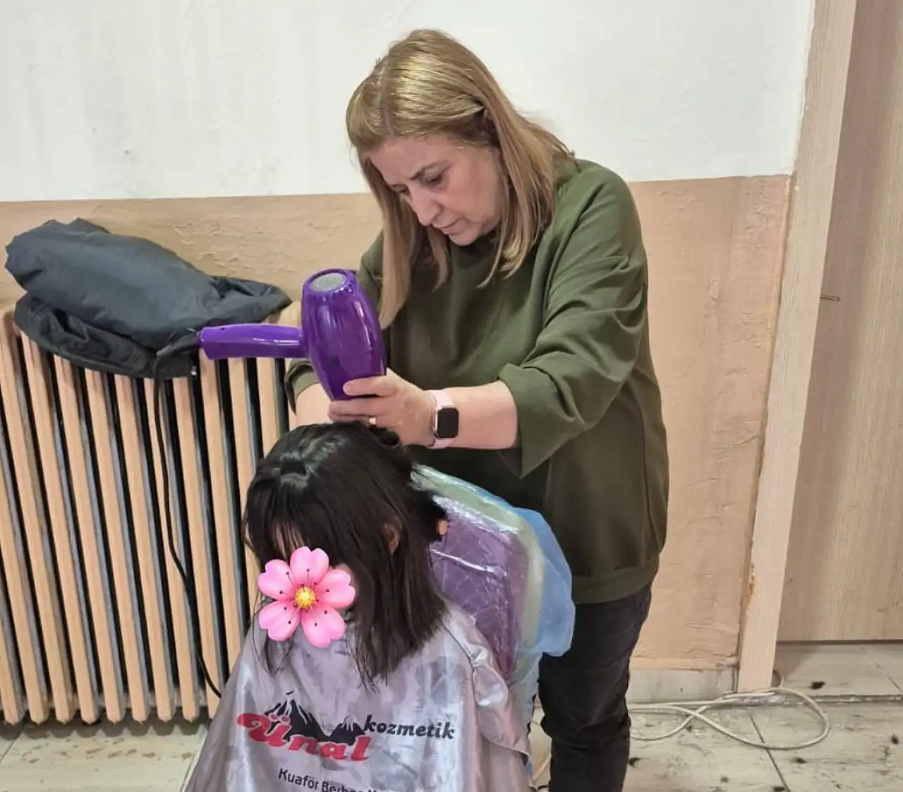 Ağrı'da miniklerin saçları yenilendi yüzleri tebessümle doldu