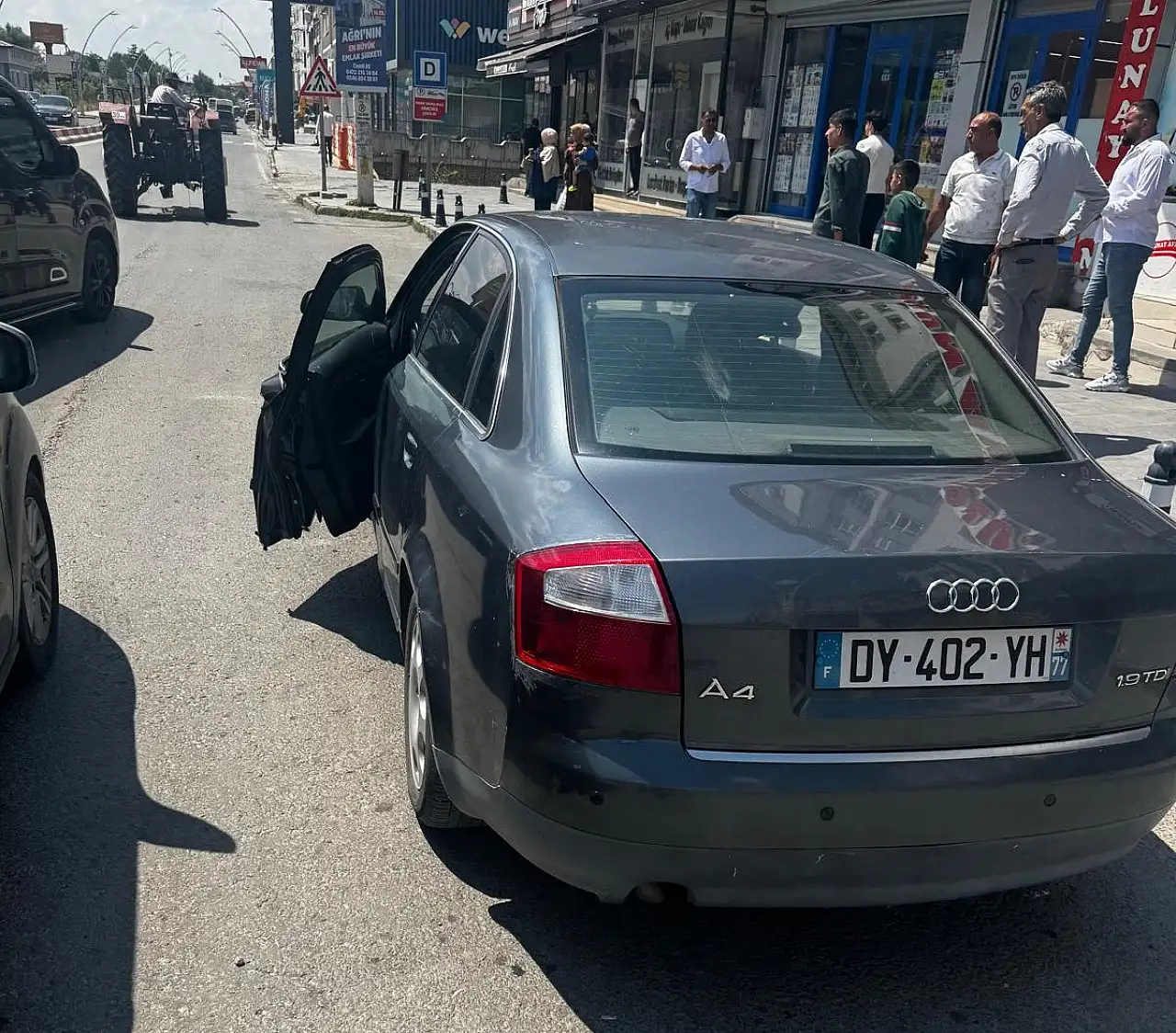 Ağrı'da Erzurum Caddesi'nde trafik kazası: İki araçta hasar oluştu