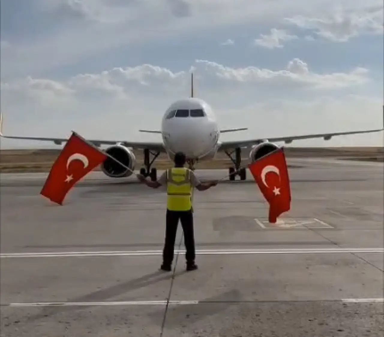 Ağrı Havalimanı'na inen uçaklara Türk bayraklı karşılama