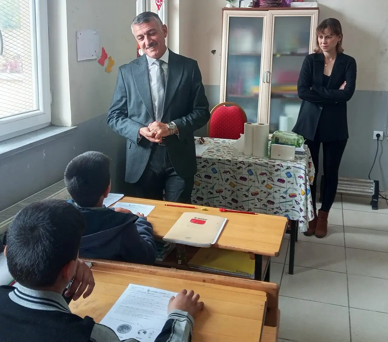 Müdür Zorlu öğrencilerin oyununa katıldı