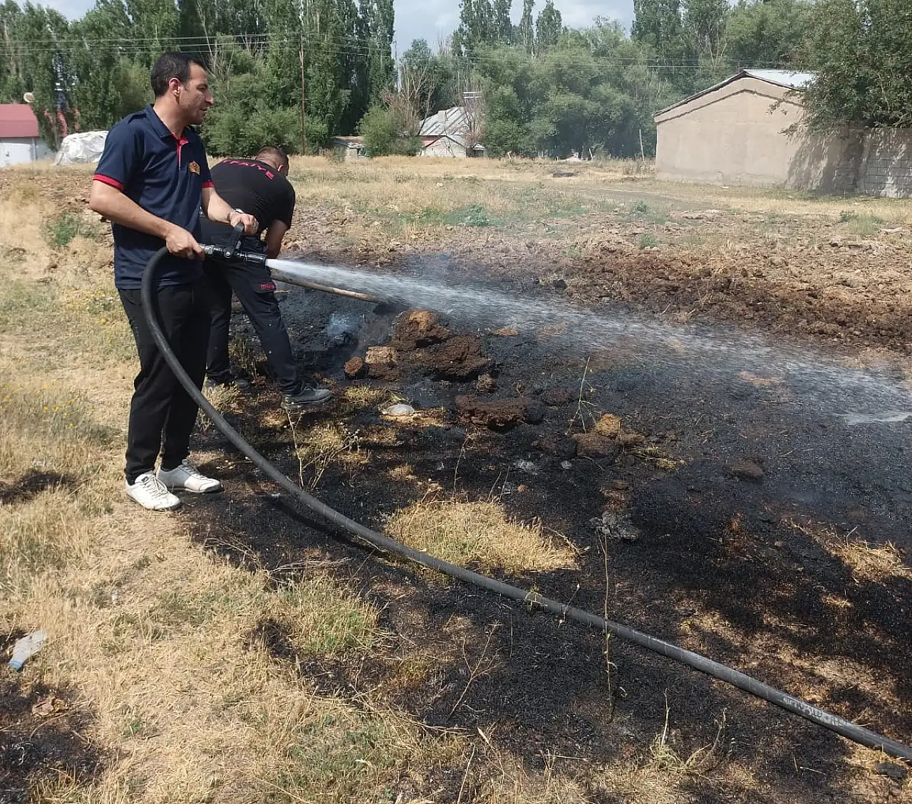 Ağrı'da ot ve tezek yangını paniğe neden oldu
