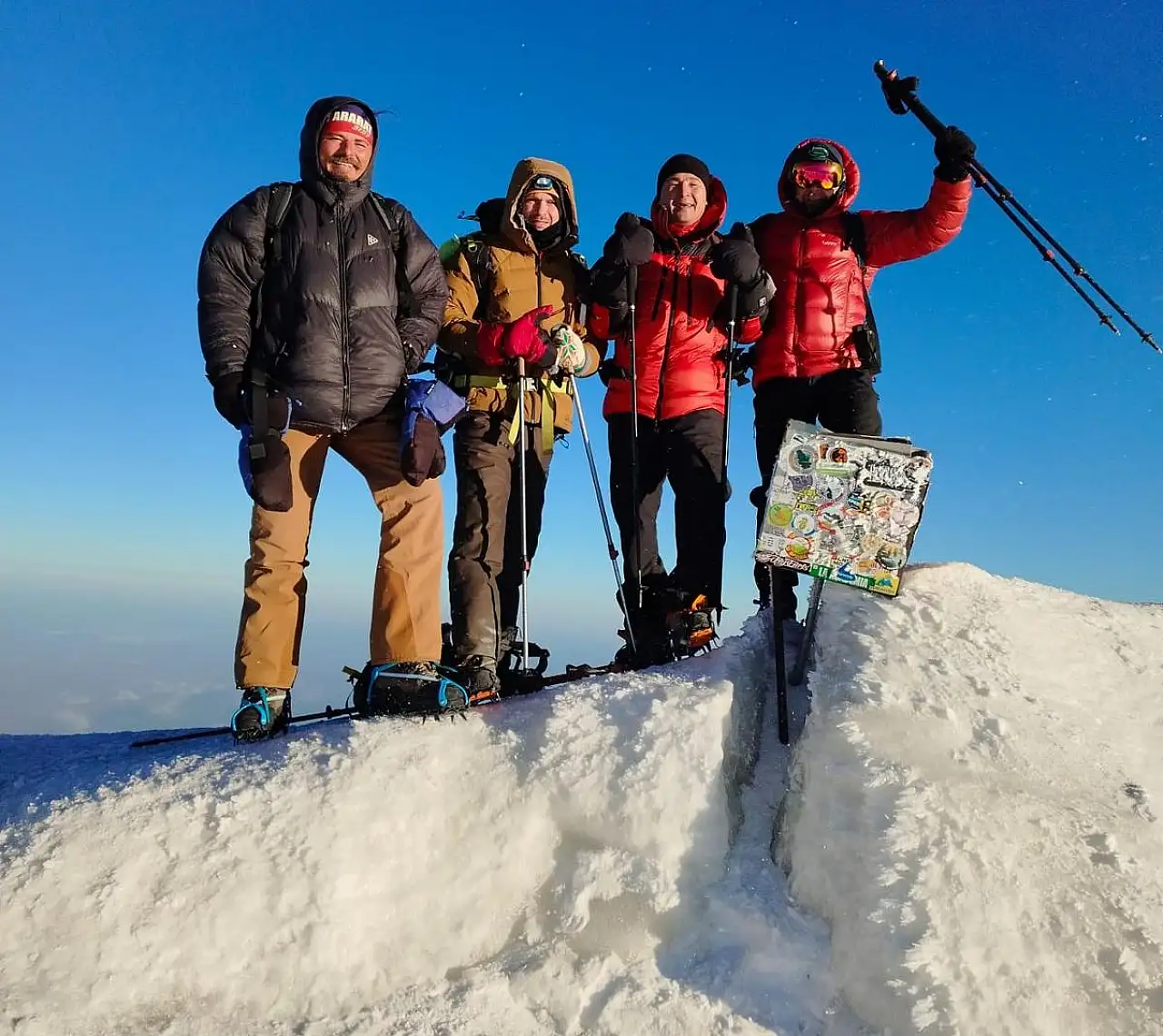 Kar yağışıyla canlanan Ağrı Dağı'nda dağcılar zirve yolunda