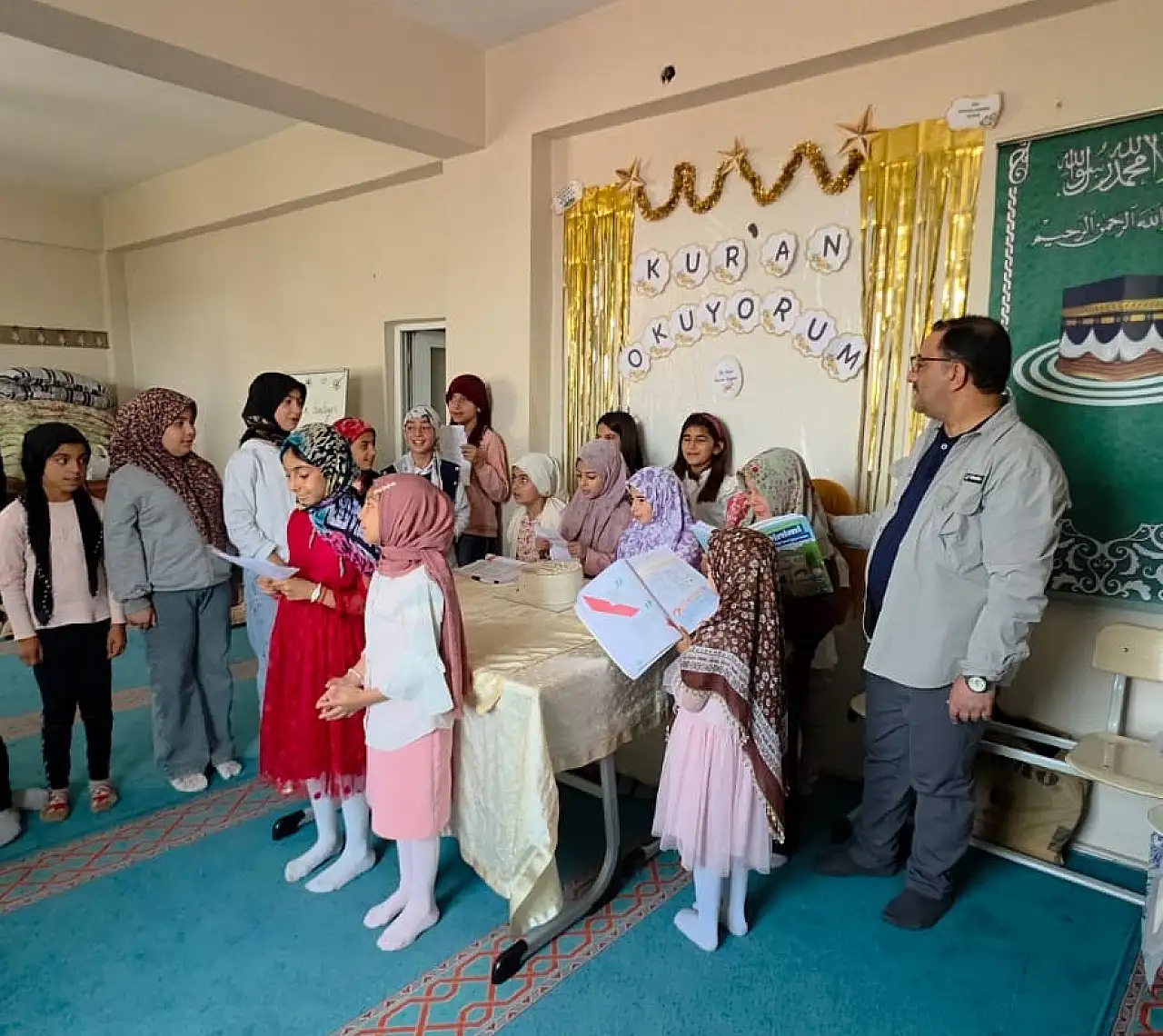 Doğubayazıt'ta Kur'an sevinci: Kur'an-ı Kerim'e geçen kursiyerlere anlamlı hediye
