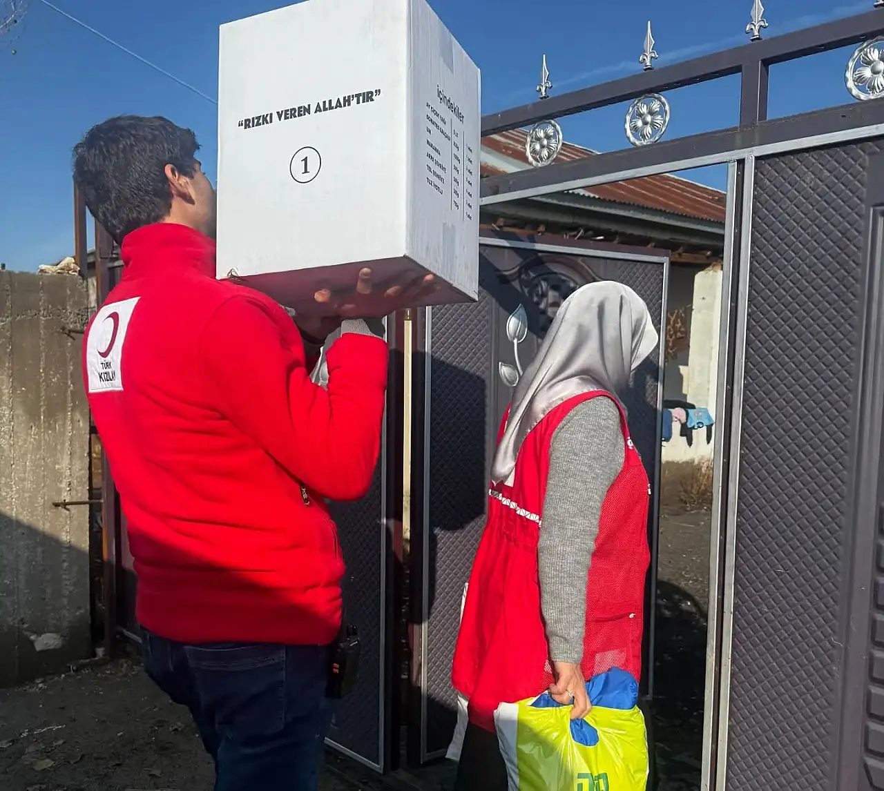 Patnos'ta Kızılay gönüllülerinden kapı kapı yardım mesaisi