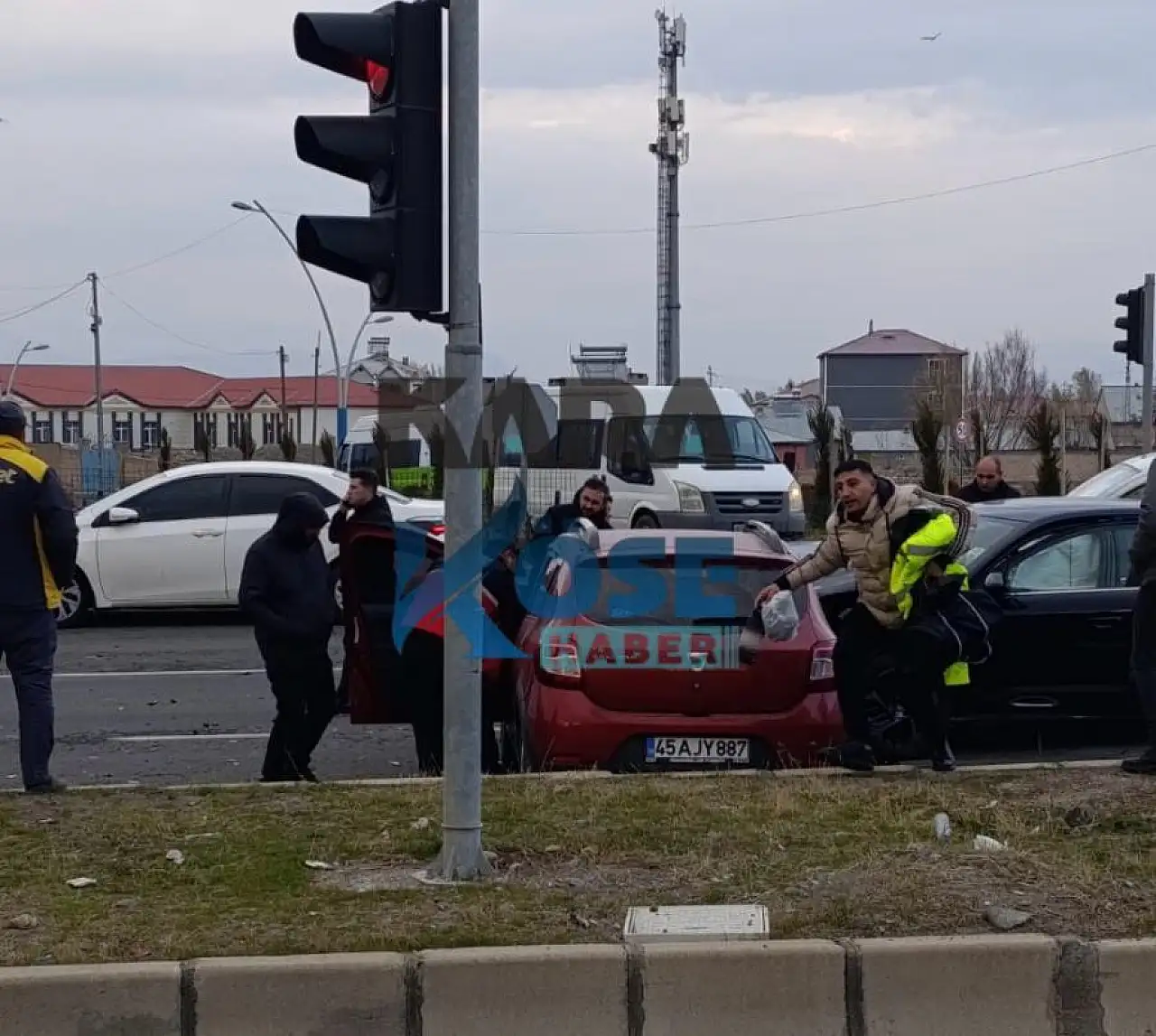 Ağrı çevre yolu girişinde trafik kazası: Ekipler hızla müdahale etti