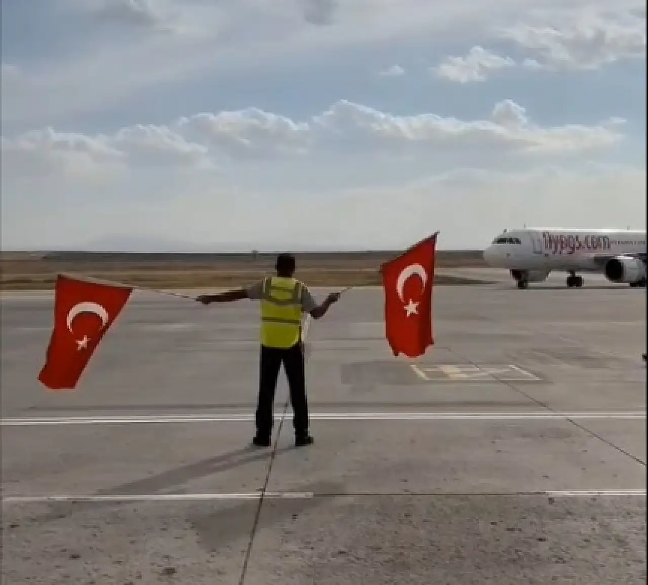 Ağrı Havalimanı'na inen uçaklara Türk bayraklı karşılama