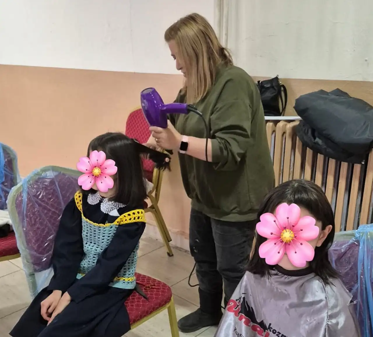 Ağrı'da miniklerin saçları yenilendi yüzleri tebessümle doldu