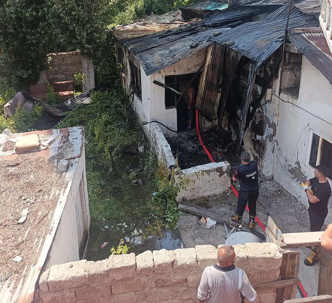 Ağrı'da korkutan ev yangınında itfaiyenin hızlı müdahalesi ile facia önledi