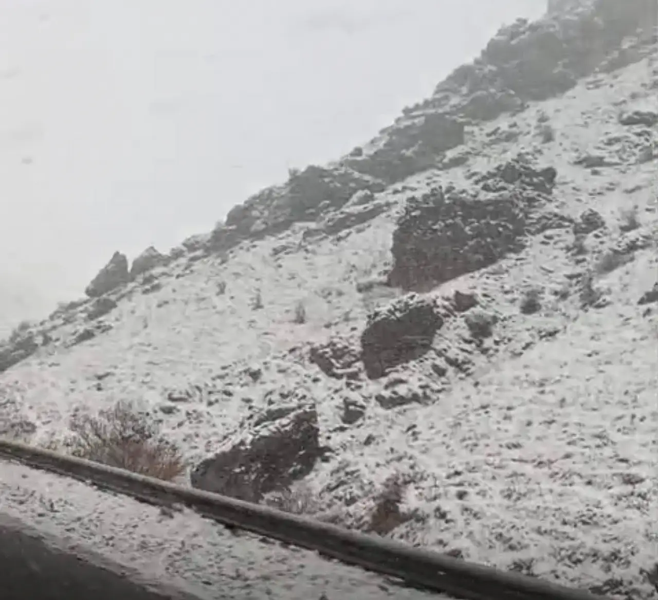 Eleşkirt–Ağrı yolunda sis ve karla karışık yağmur etkili oldu