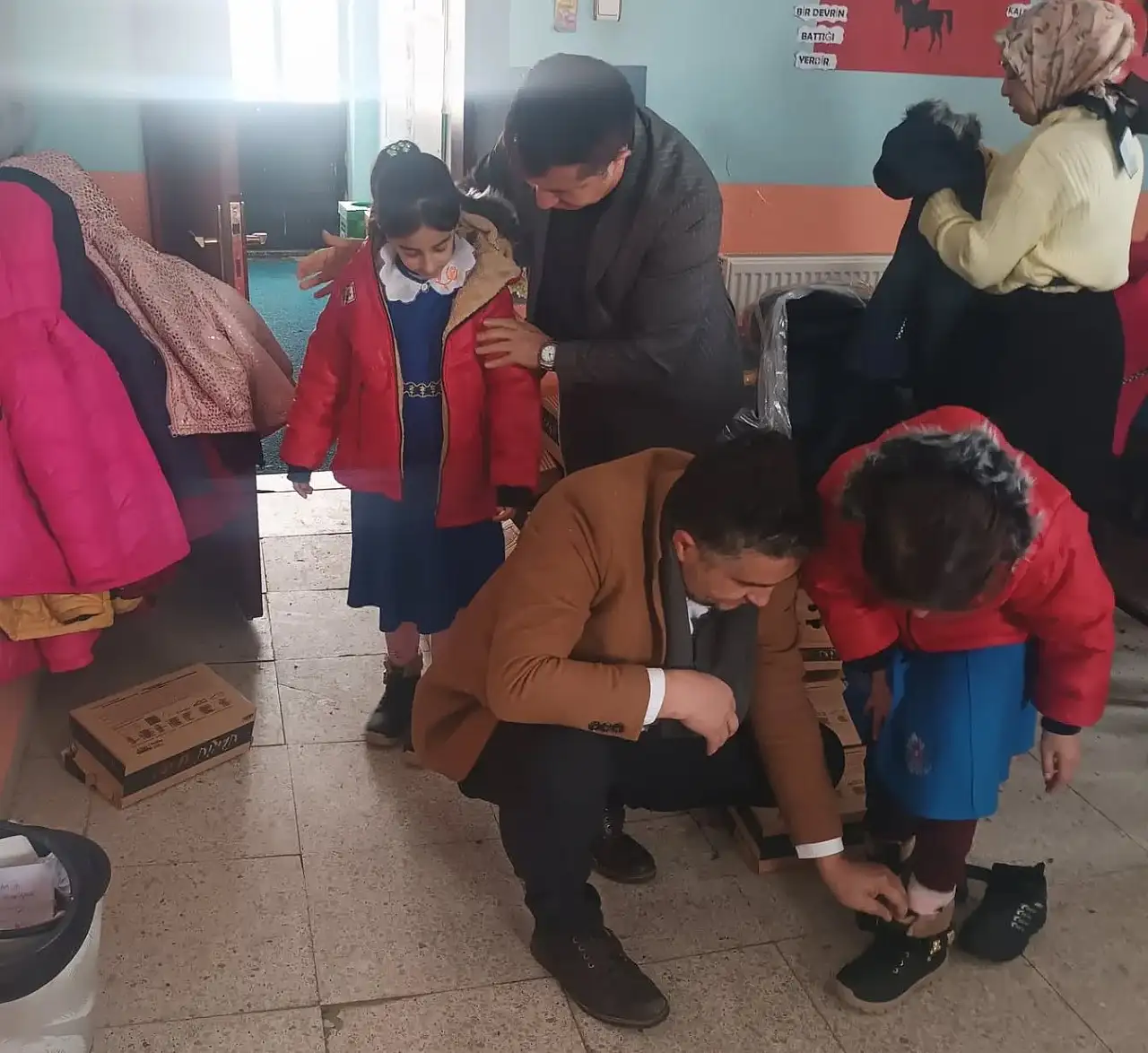 Toklucak ve Budak'ta çocukları ısıtan yardım