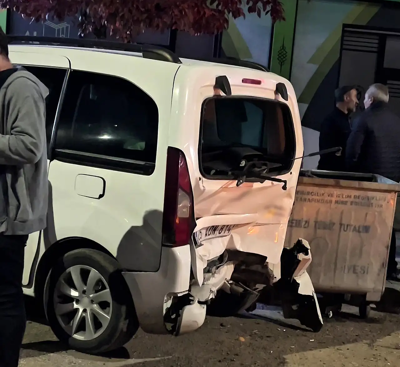 Erzurum'da direksiyonu kilitlenen otomobil 2 araca çarptı: 1 yaralı