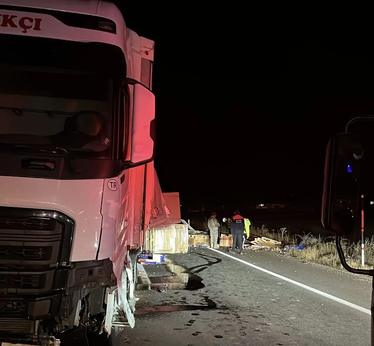 Ağrı'da tır devrildi, yükü karayoluna saçıldı