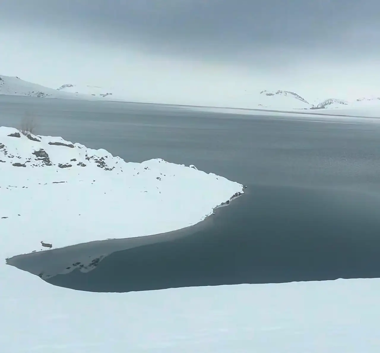Yazıcı Barajı çevresi tamamen kar altında kaldı