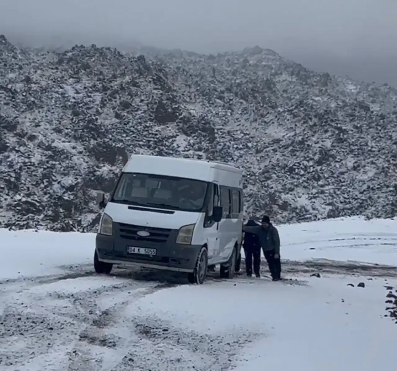 Doğubayazıt'ta kar sürprizi: Doğa severler servis aracını iterek kurtardı