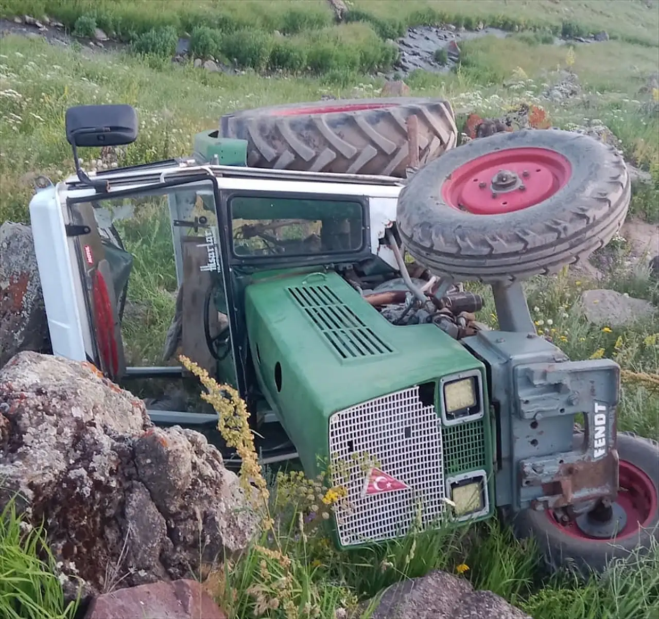 Kars'ta yayla yolunda can pazarı! Traktör takla attı