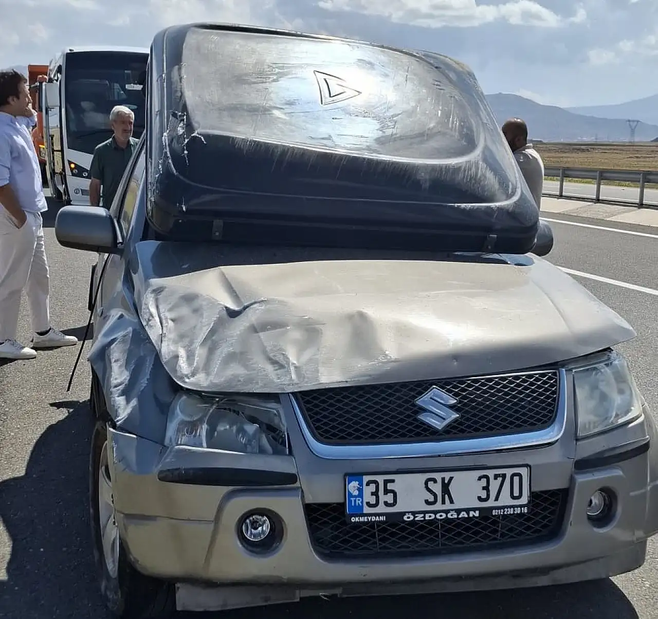 Ağrı'dan Iğdır'a giden araç takla attı