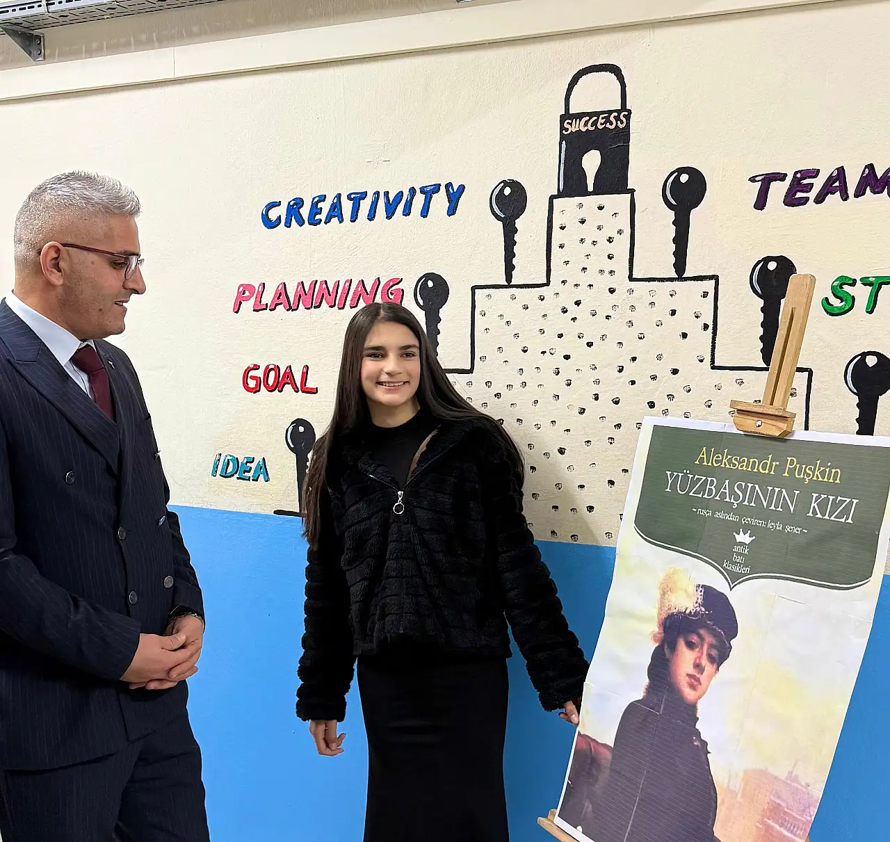 Doğubayazıt'ta öğrenciler roman kahramanlarıyla sahneye çıktı