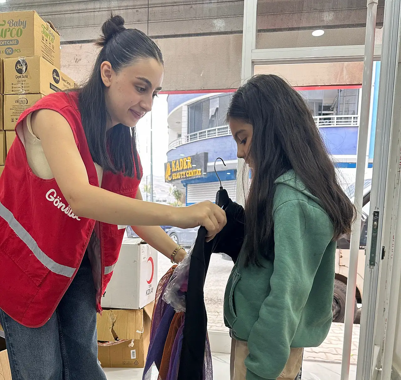 Doğubayazıt'ta Kızılay'ın iyilik kapısı ihtiyaç sahiplerine açıldı