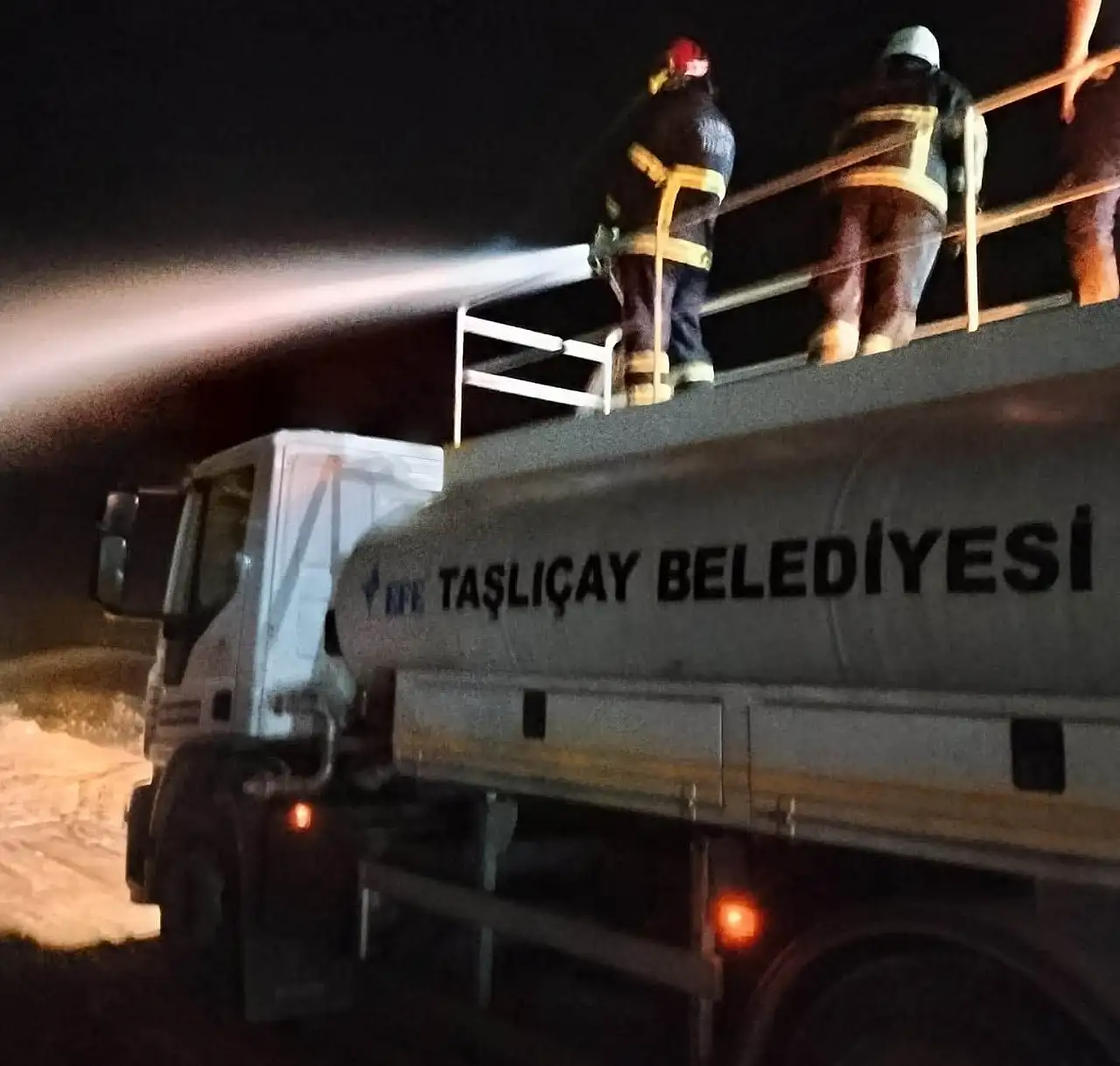 Taşlıçay itfaiyesi Iğdır'daki büyük yangın için seferber oldu