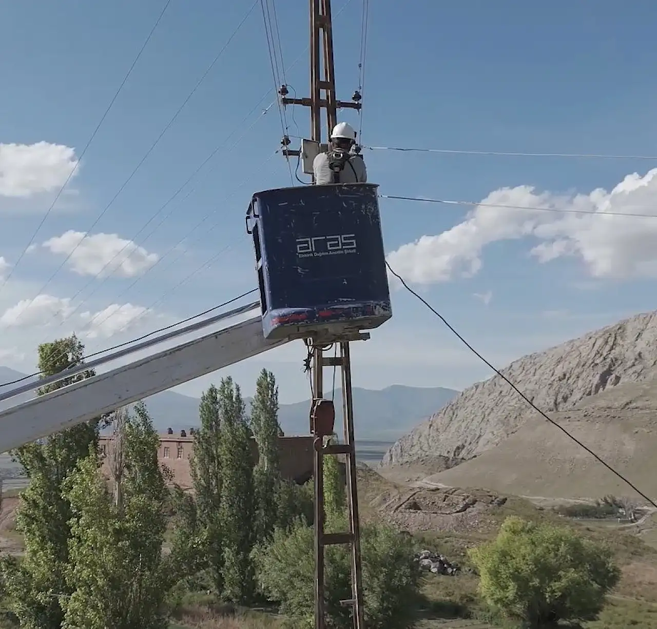 Aras Elektrik Doğubayazıt'ta şebeke yenileme çalışmalarını sürdürüyor