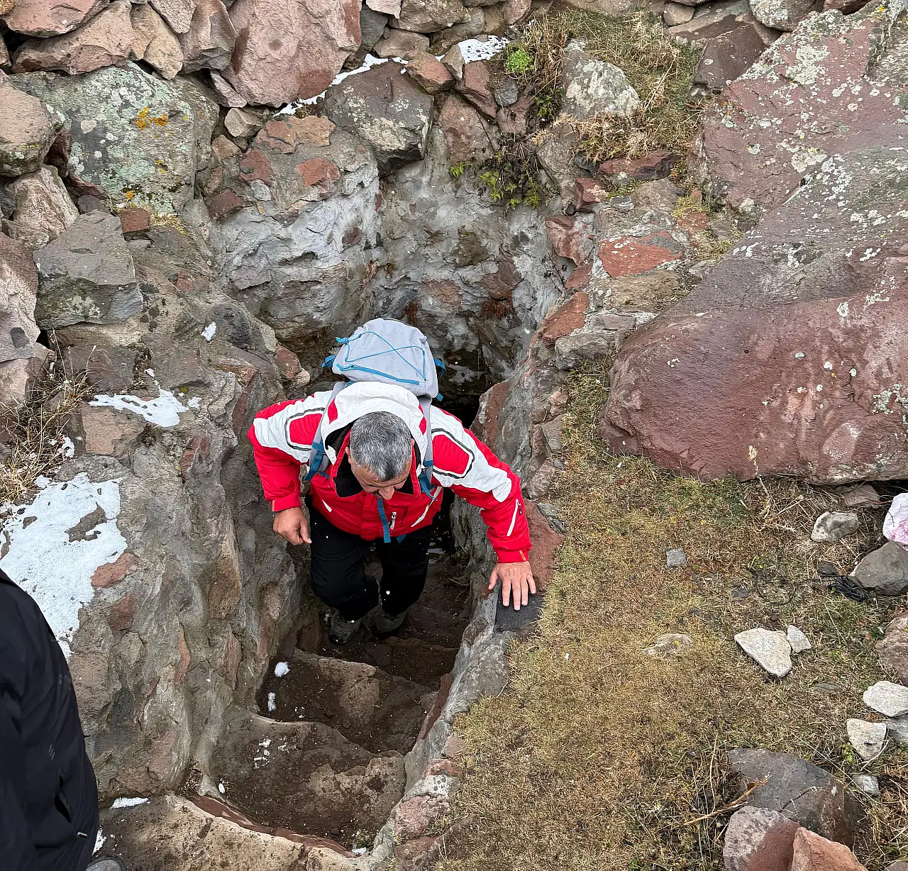 Doğubayazıt'ta taş duvarlı sarnıç şaşırttı: Dağcılar suyun tadına baktı