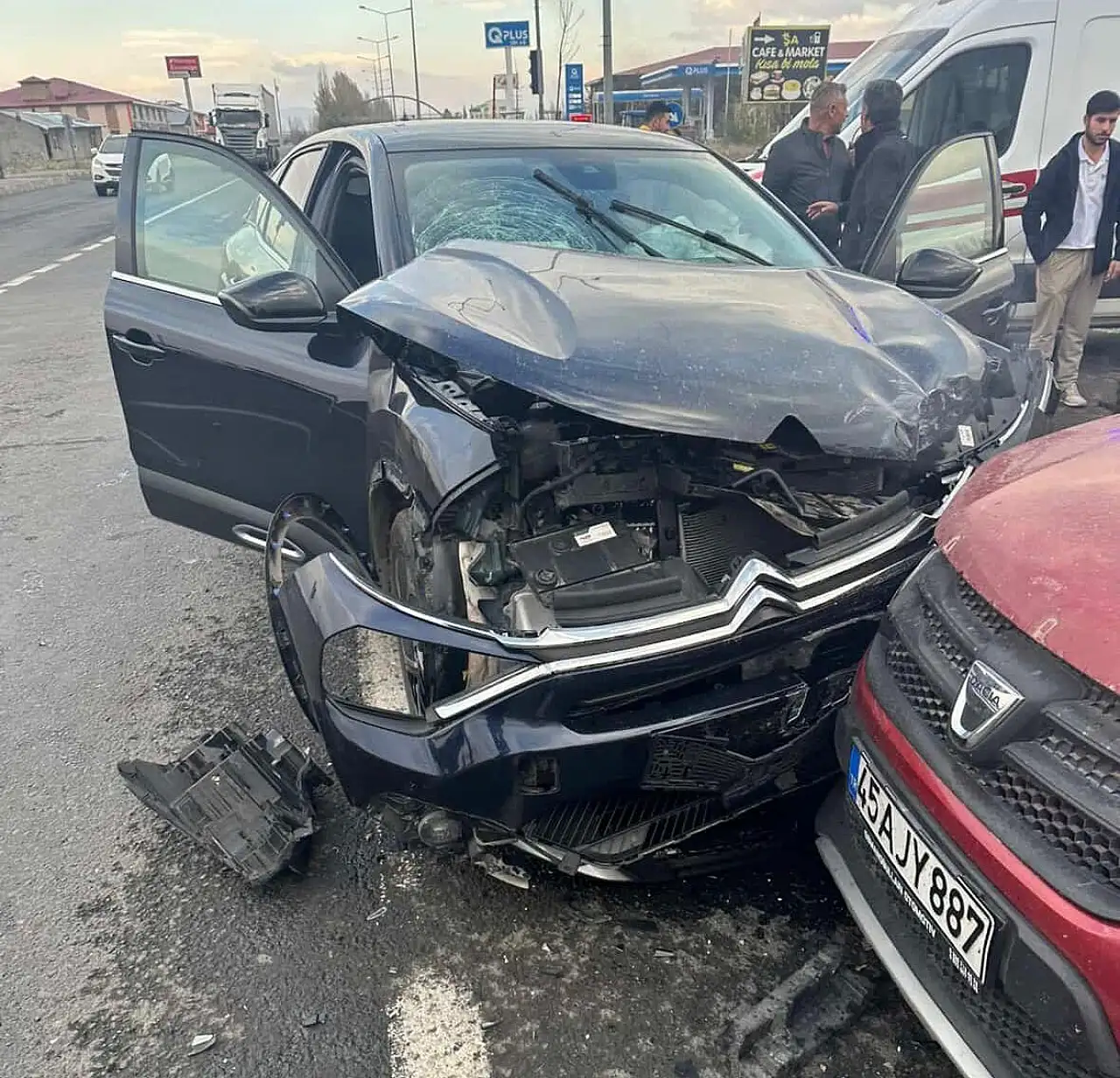 Ağrı'da kırmızı ışık ihmali can yakıyordu: Başhekim ve eşi kazadan hafif yaralı kurtuldu