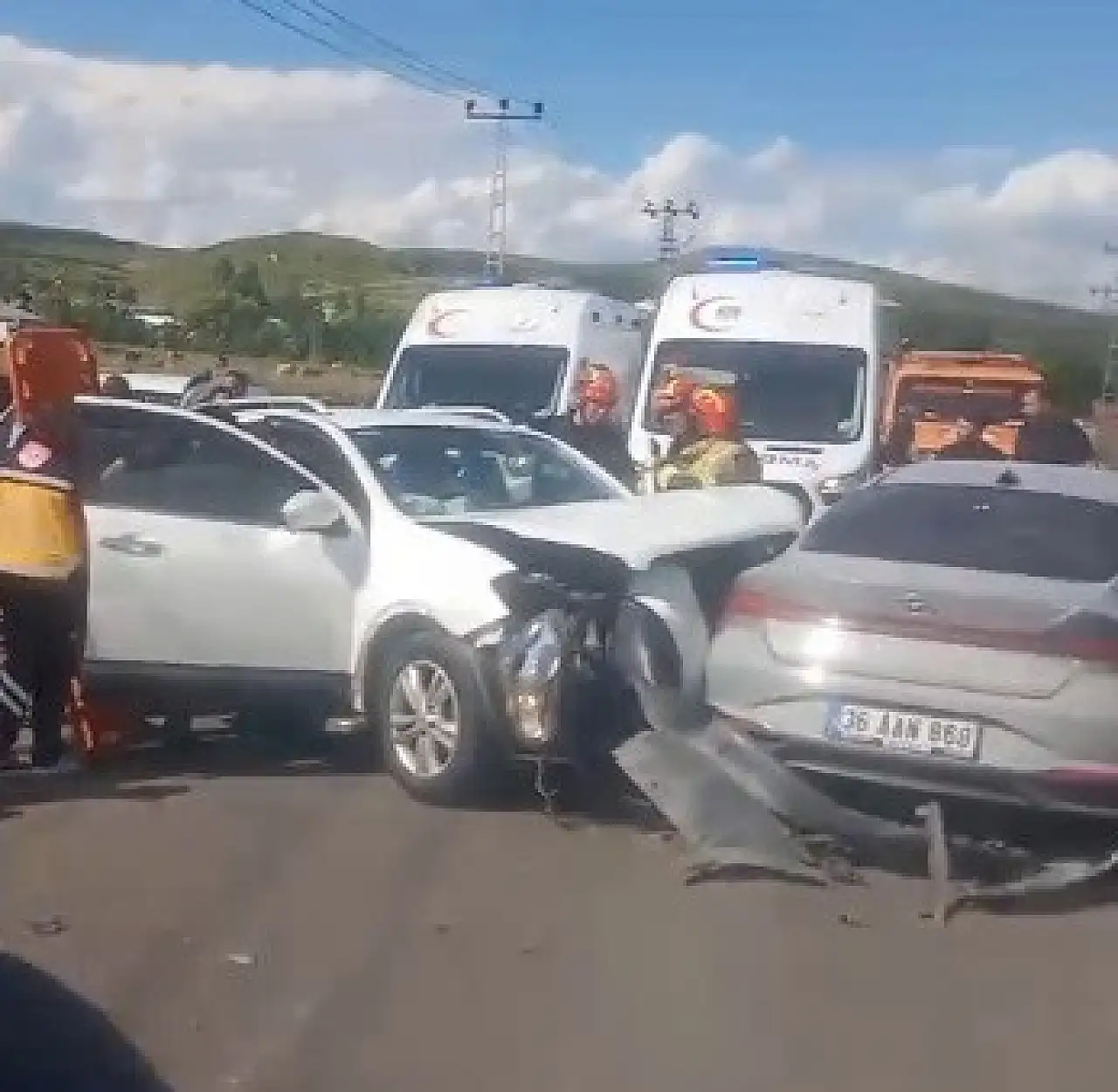Kars'ta üç aracın karıştığı zincirleme kaza: 8 yaralı