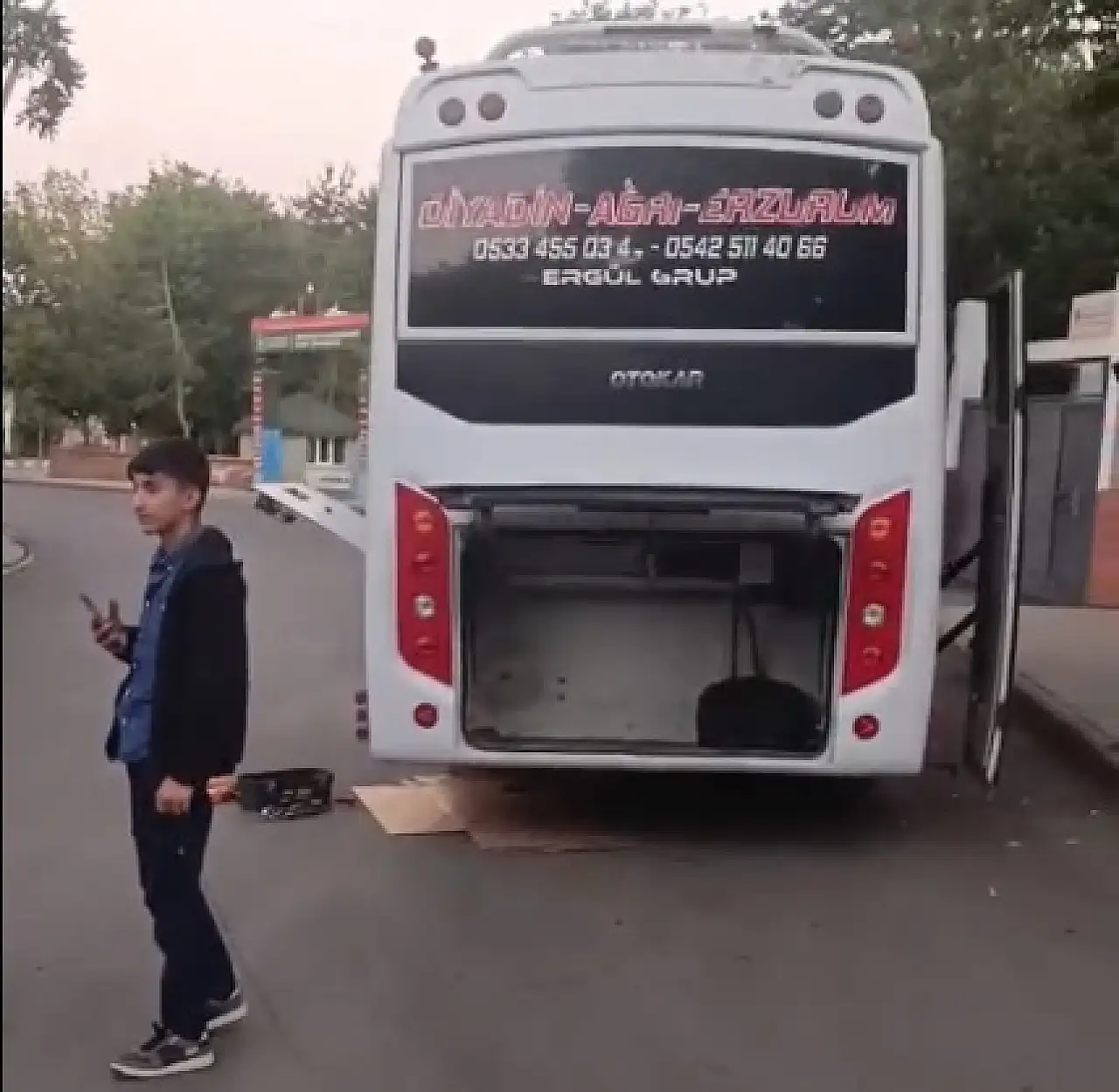 Ağrı'da yerinden çıkan logar kapağı otobüsü yolda bıraktı: Hastalar Erzurum'a geç kaldı