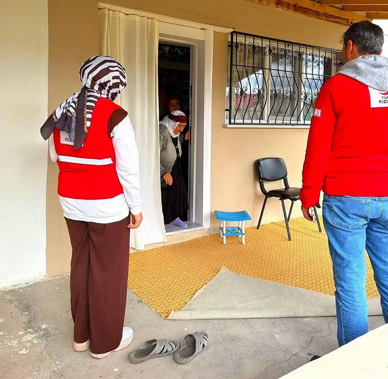 Kızılay Diyadin'de yaşlıların kapısını çaldı