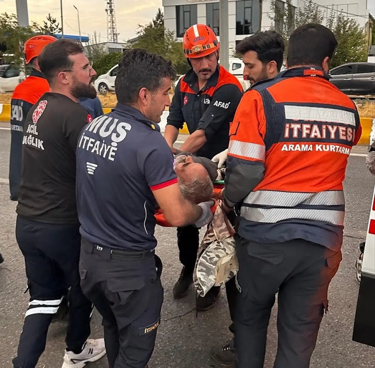 Muş'ta hafif ticari araç tıra arkadan çarptı: 1'i ağır 3 yaralı