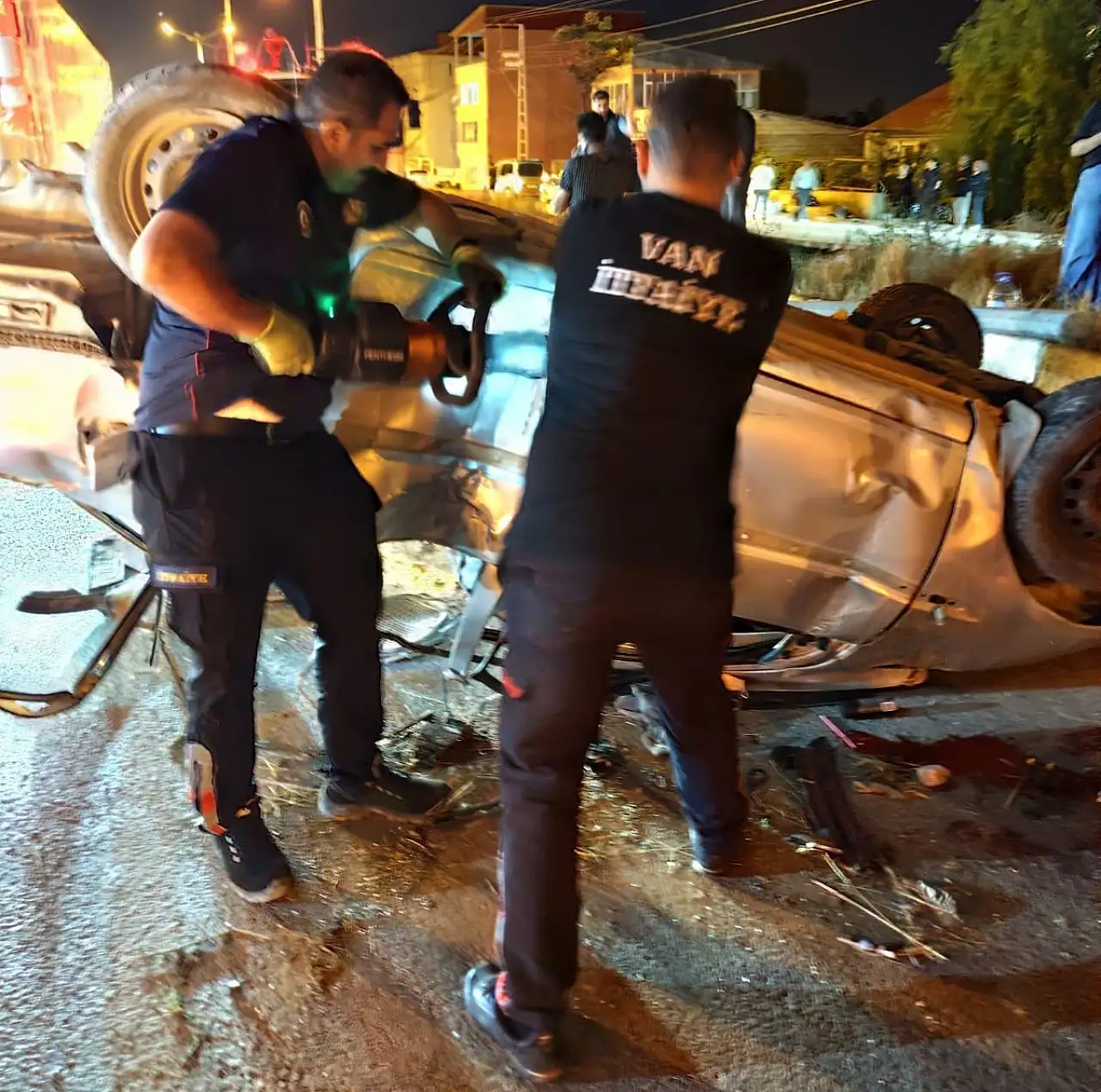 Van'da kontrolden çıkan otomobil takla attı: 4 kişi yaralandı