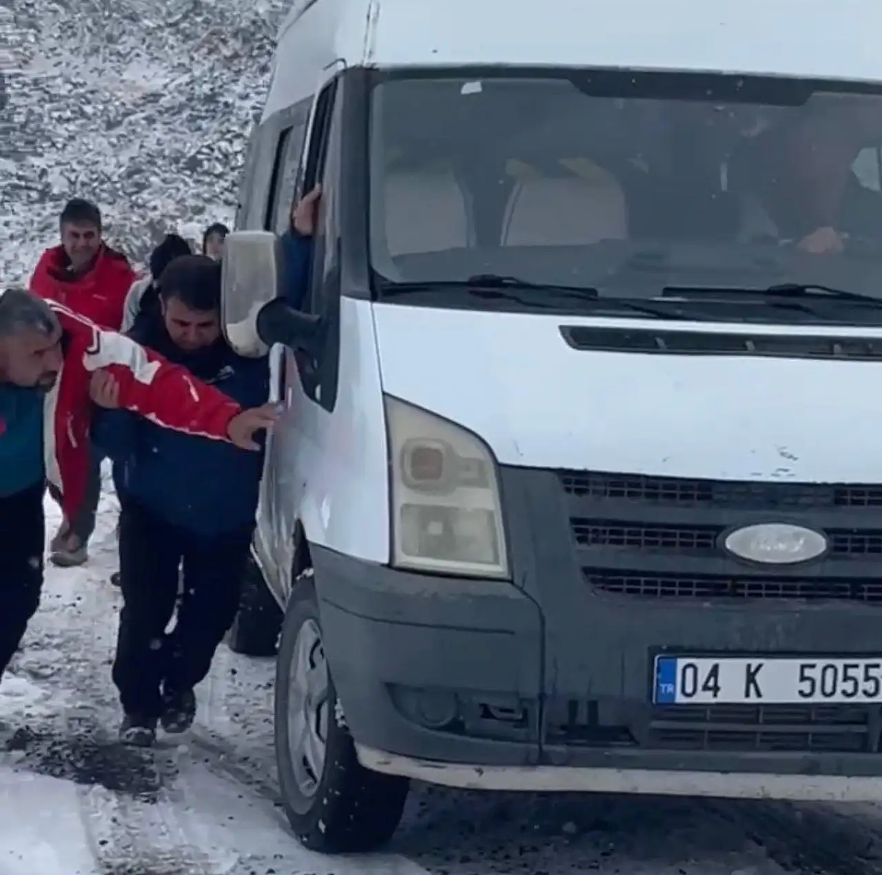 Doğubayazıt'ta kar sürprizi: Doğa severler servis aracını iterek kurtardı