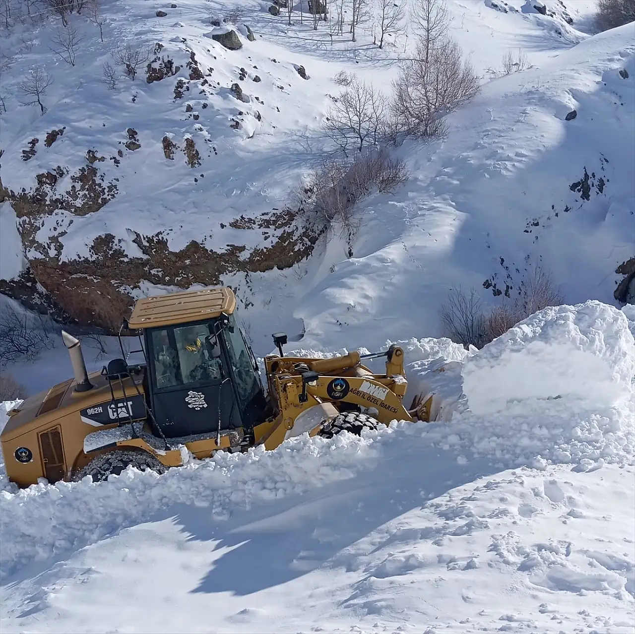 Eleşkirt'te çığın kapattığı köy yolu ulaşıma açıldı