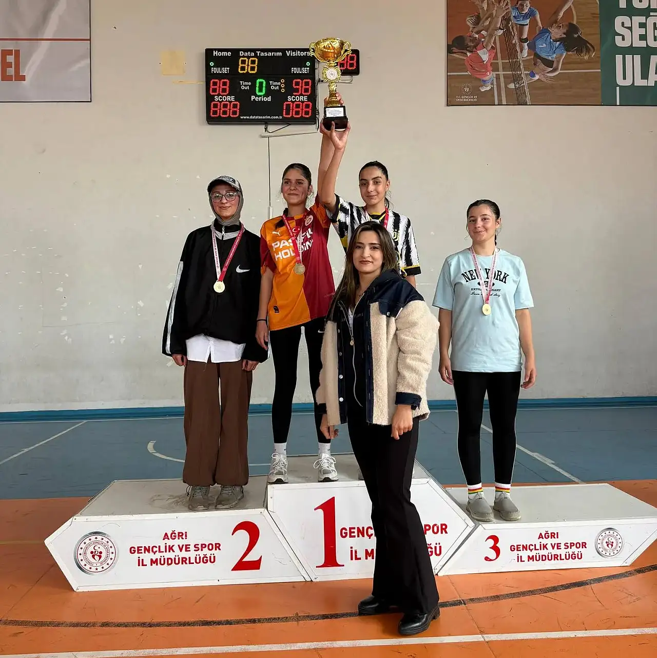 Patnos'ta Cumhuriyet için koştular, madalyaları kaptılar