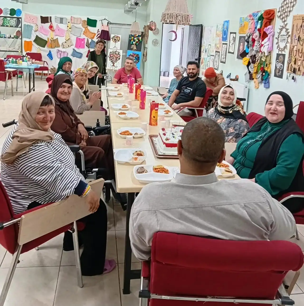 Ağrı'da özel bireyler için renkli doğum günü kutlaması