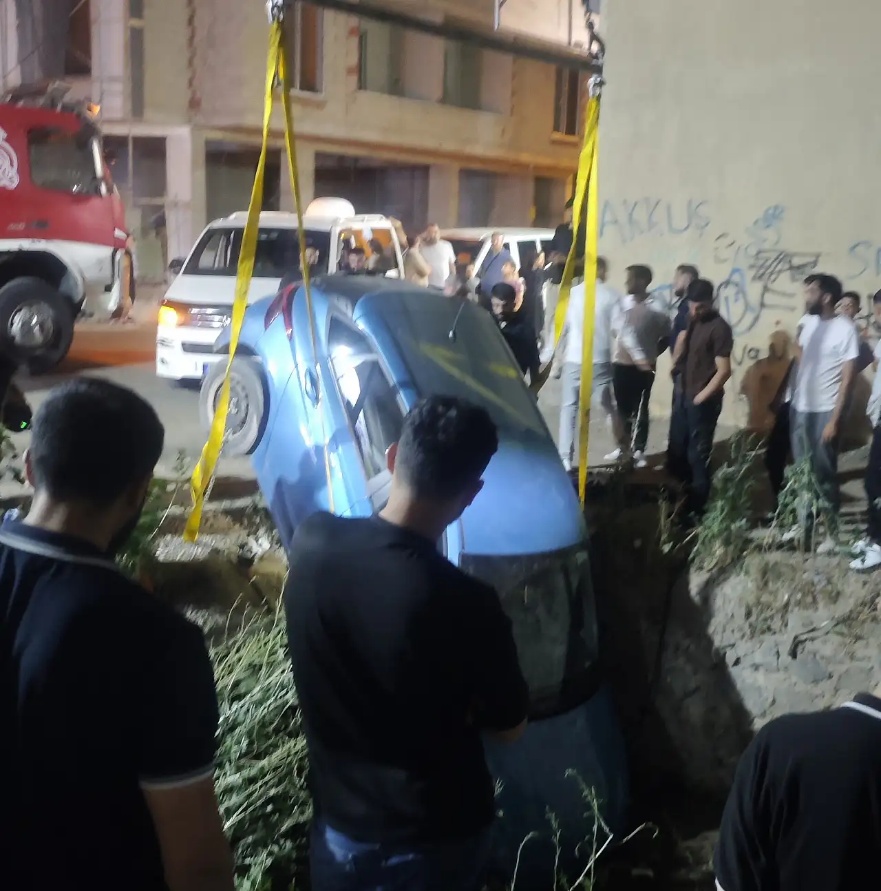 Doğubayazıt'ta el freni çekilmeyen araç dereye düştü