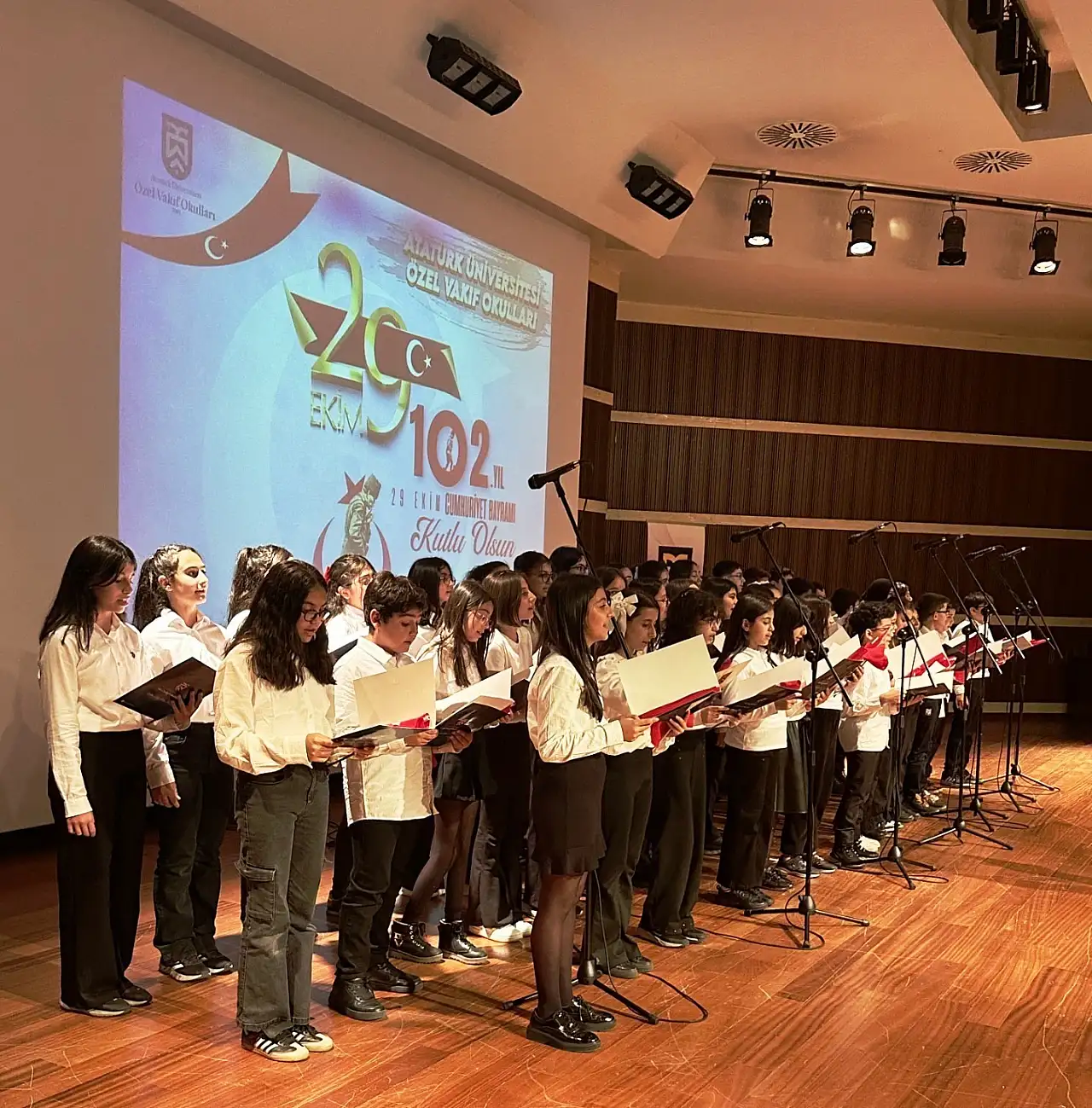 Cumhuriyet'in 102. yılı, Atatürk Üniversitesi Vakıf Okulları'nda coşkuyla kutlandı!