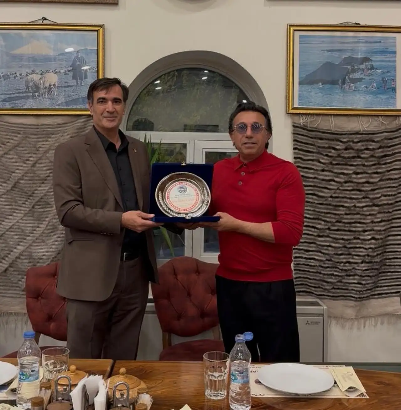 Doğubayazıtlı iş insanı Hikmet Eraslan'a memleketinde anlamlı plaket