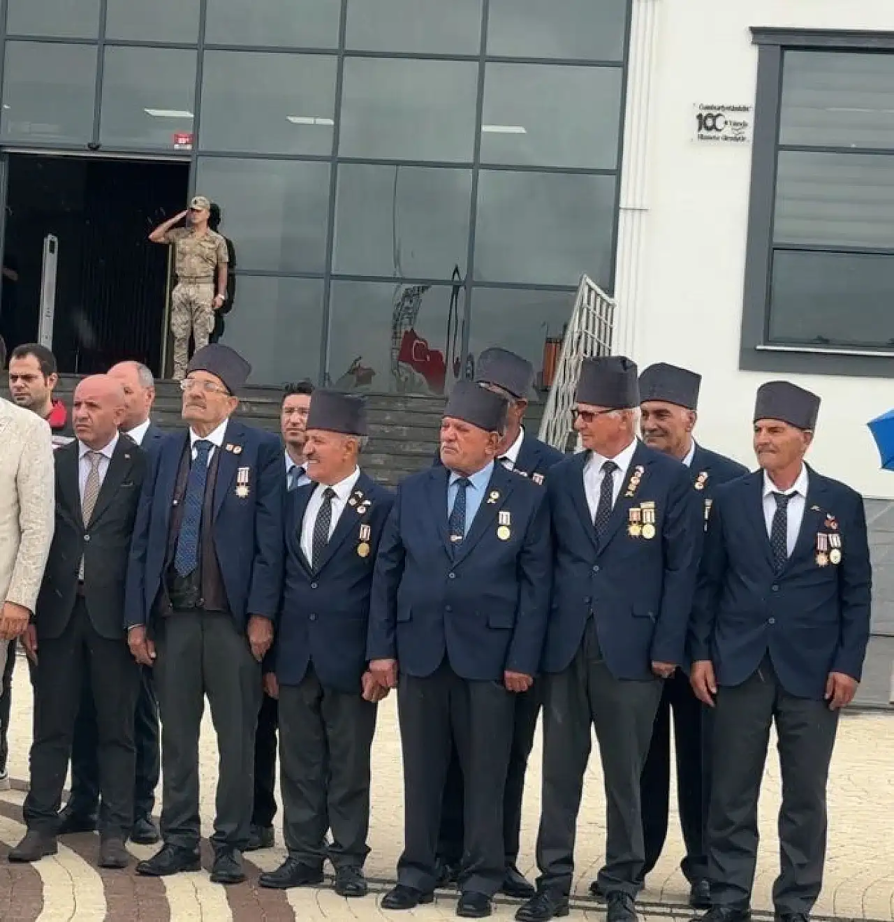 Muhabir gözaltına alındı: Valiye şemsiye var, gazilere yok haberi tartışma yarattı