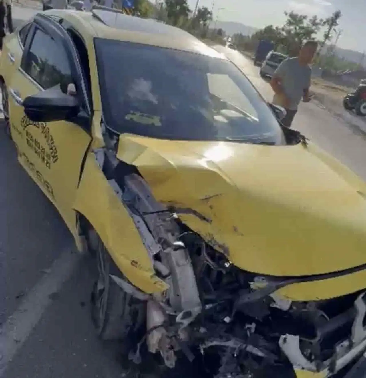 Patnos'ta traktör ile hafif ticari araç çarpıştı: 3 yaralı
