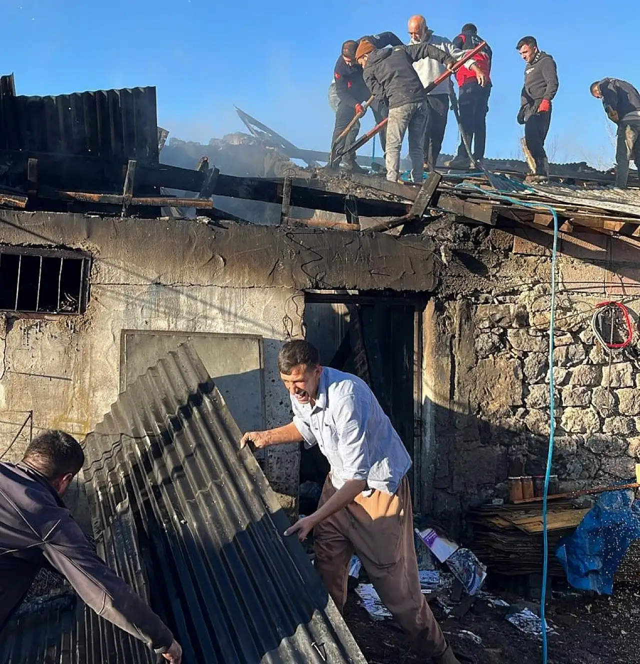 Ağrı'da köyde yangın paniği: Ev ve ahır alevlere teslim oldu
