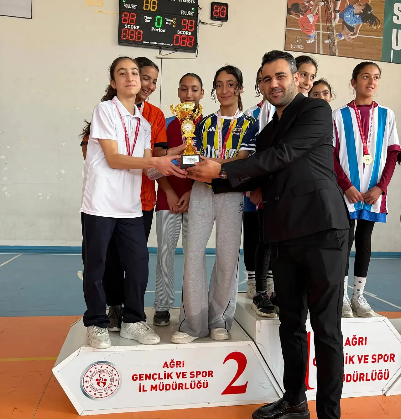 Patnos'ta Cumhuriyet için koştular, madalyaları kaptılar